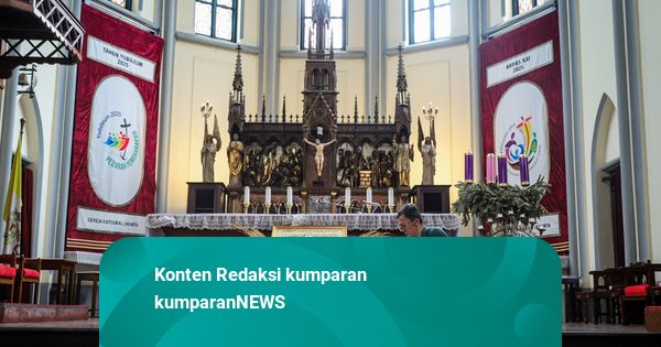 Foto: Sterilisasi Gereja Katedral Jelang Misa Natal 2025