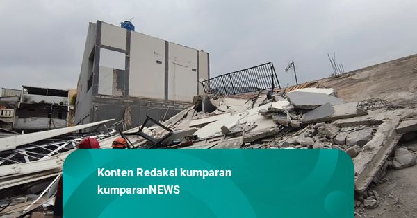Detik-Detik Atap Parkiran di Jakut Ambruk, 6 Anak yang Lagi Main Hampir Tertimpa