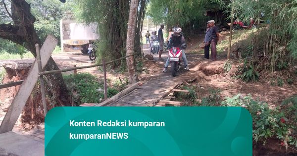 Akses Jalur Alternatif Puncak Terputus, Warga Bangun Jembatan dari Bambu