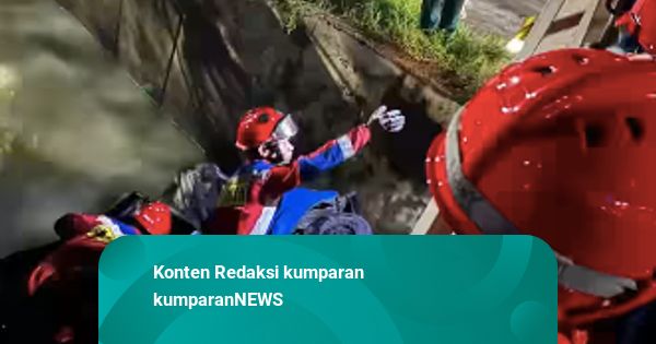 Bajaj di Pademangan Nyemplung ke Kali Gara-gara Kasur