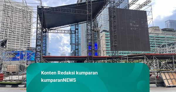 Melihat Persiapan Panggung Utama Perayaan Tahun Baru 2026 di Bundaran HI
