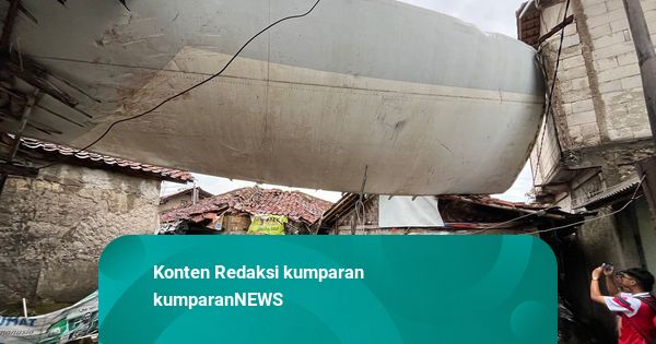 Cerita Warga Bogor Rumahnya Rusak Akibat Tertimpa Puing Pesawat