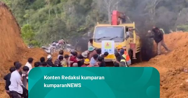 Petugas-Warga Tarik Truk Pembawa Material Listrik Terjebak Lumpur di Aceh Tengah
