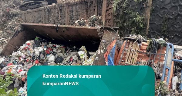 Gunungan Sampah di TPST Bantargebang Longsor, 3 Truk Tertimbun