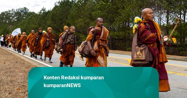 Foto: Bawa Misi Perdamaian, Puluhan Biksu Jalan Kaki Berbulan-bulan di AS