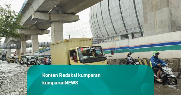 Foto: Banjir Rob Rendam Jalan RE Martadinata, Jakarta Utara