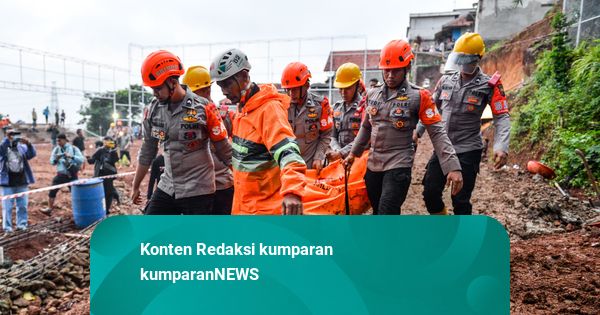 Foto: Upaya Tim SAR Evakuasi 4 Korban Longsor di Sumedang
