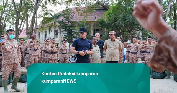 Momen Praja IPDN Bantu Evakuasi Warga Aceh Tamiang yang Tergeletak di Lumpur