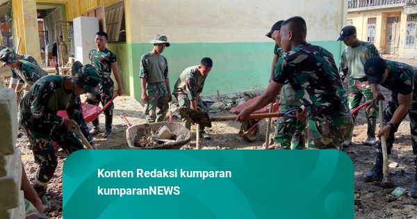 TNI-Warga Bahu Membahu Bersihkan Rumah dan Pondok Bersalin Banjir di Aceh