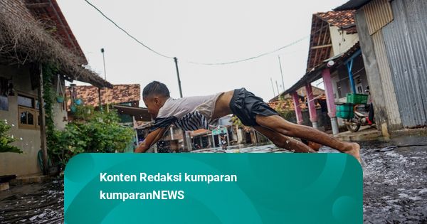 Foto: Warga Pekalongan Terkepung Banjir Akibat Tanggul Sungai Jebol
