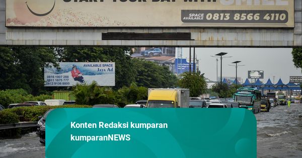 Foto: Banjir Rendam Tol Menuju Bandara Soekarno-Hatta