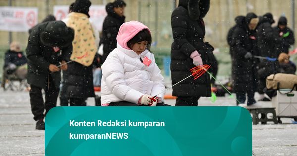 Foto: Ribuan Orang Korsel Mancing Ikan di Sungai Beku