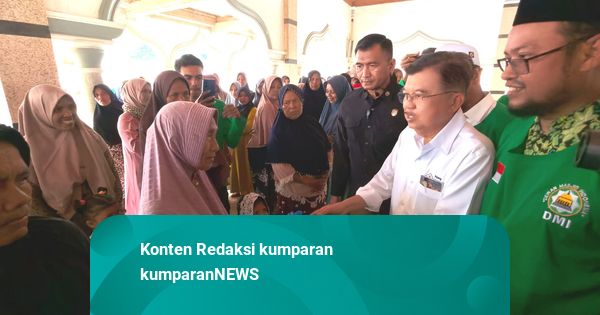 Jusuf Kalla Bagikan Al-Quran-Sajadah Bantuan DMI ke Korban Banjir Aceh Utara