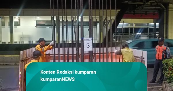 Tiang Monorel Mangkrak Dibongkar Malam Ini, Rangka Dipotong Pakai Mesin Las