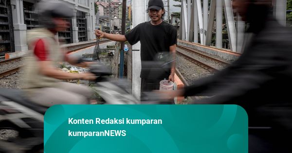 Foto: Sukarelawan Penjaga Perlintasan Kereta di Tanah Abang