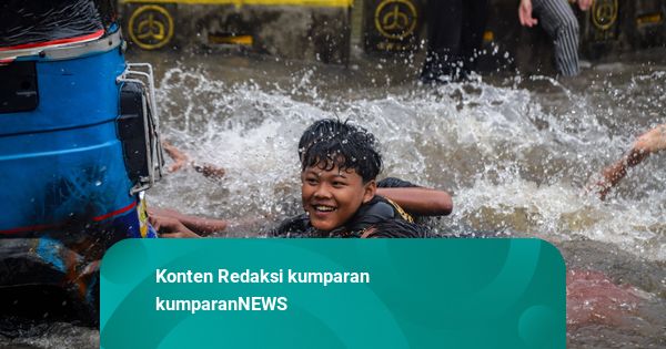 Momen Banjir di Jalan Gunung Sahari Jadi Tempat Bermain Dadakan Anak-anak