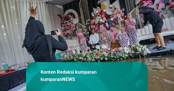 Foto: Pengantin di Pekalongan Tetap Gelar Pernikahan di Tengah Kepungan Banjir