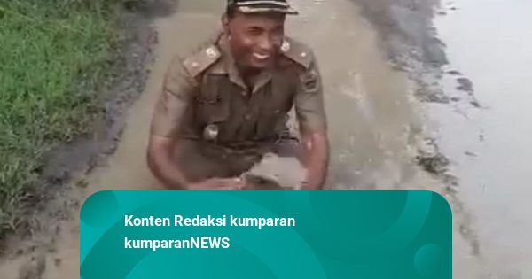 Tak Kunjung Diperbaiki, Kades di Sragen Nekat Mandi Lumpur di Jalan Berlubang