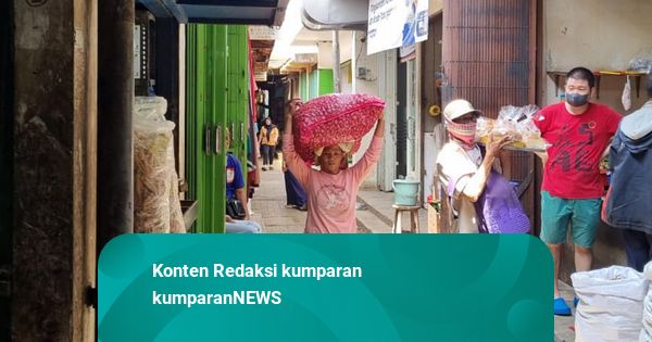 Potret Para Wanita Tangguh yang Jadi Kuli Panggul di Pasar Pabean Surabaya