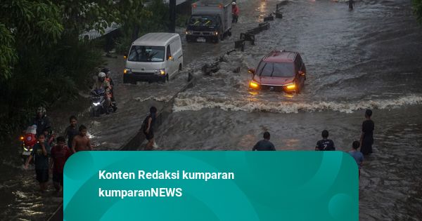 Foto: Lumpuh Jalan Daan Mogot karena Banjir