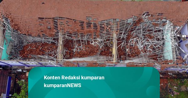 Foto: Tiga Ruang Kelas SMAN 2 Gunungputri Ambruk Diterjang Hujan Lebat