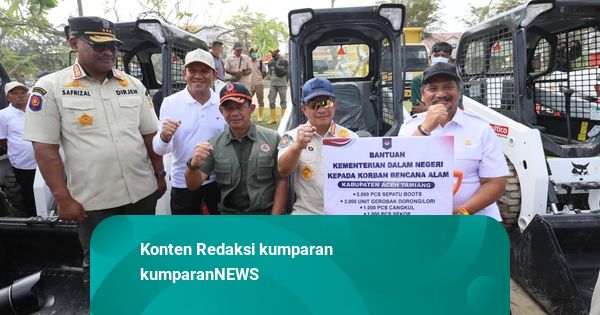 Pulihkan Aceh Tamiang, Kasatgas Tito Karnavian Salurkan Bantuan Alat Berat