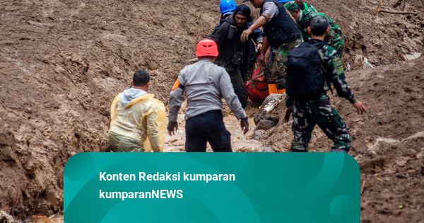 Foto: Proses Evakuasi Korban Tanah Longsor di Kabupaten Bandung Barat