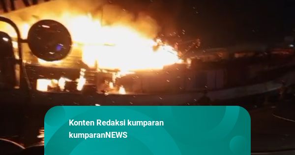 Kapal Terbakar di Pelabuhan Muara Baru Jakut, 17 Unit Damkar Dikerahkan
