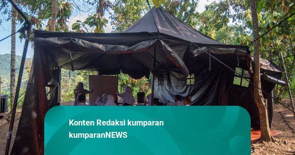 Foto: Semangat Siswa di Sumbar Meski Belajar di Kelas Darurat