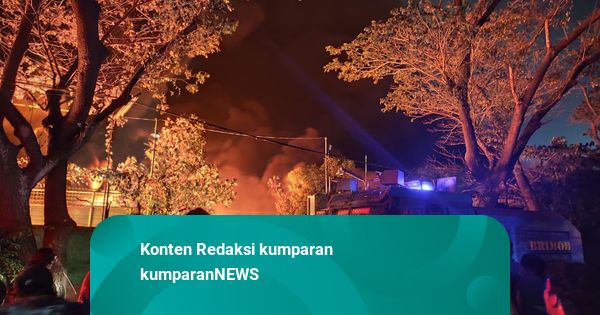 Water Cannon Brimob Dikerahkan Bantu Padamkan Kebakaran Pabrik di Medan