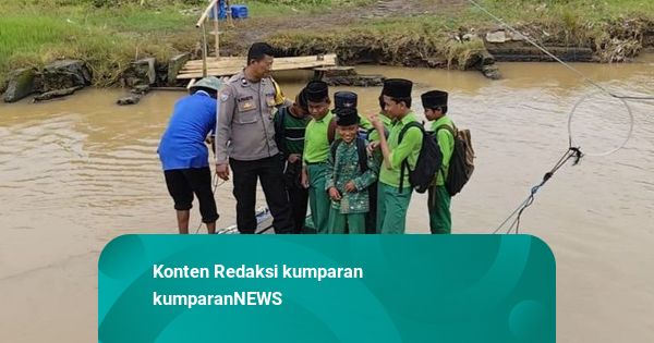 Menaruh Harapan pada Getek Usai Jembatan Kali Beringin Semarang Ambrol