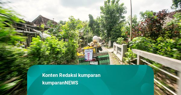 Foto: Motor Kader TPK Datangi Ibu Hamil dan Menyusui untuk Kirim MBG di Sragen