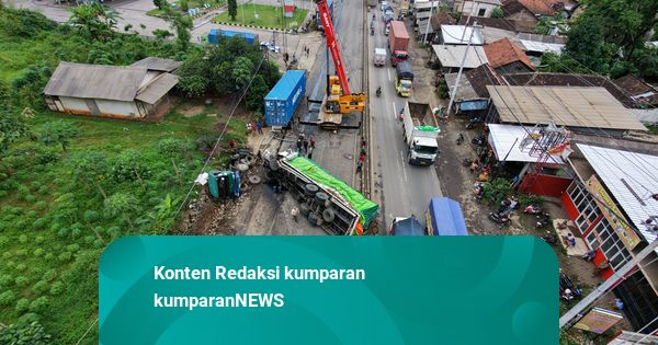Rem Blong, Truk Tronton di Pantura Batang Tabrak Mobil-Truk Lain lalu Terguling