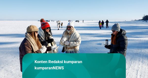 Foto: Warga Ukraina Wisata ke Sungai yang Beku saat Kekurangan Pasokan Listrik