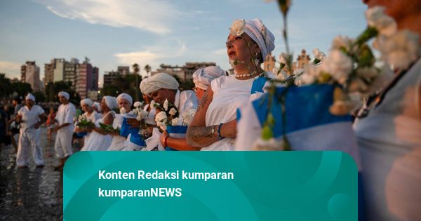 Foto: Penghormatan Sakral bagi Dewi Laut di Pantai Montevideo
