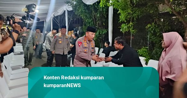 Kapolri-Wakapolri Melayat ke Rumah Duka Meri Hoegeng