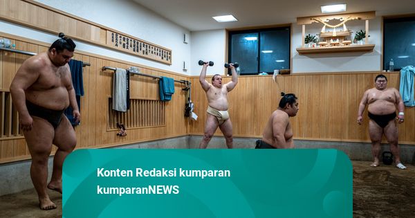 Foto: Kabur dari Perang Ukraina, Bertarung di Ring Sumo Jepang