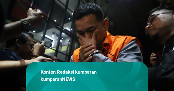 Momen Eks Direktur Penindakan Bea Cukai Tutup Mulut Digiring ke Mobil Tahanan