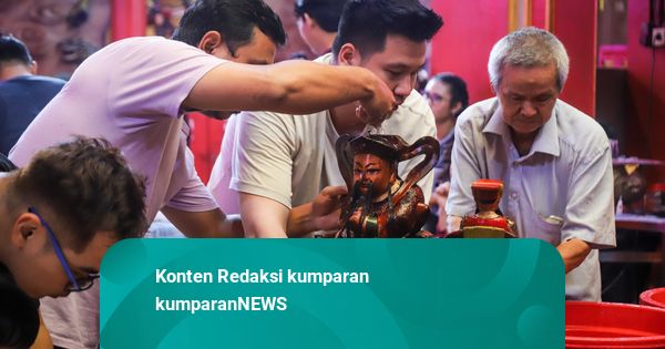 Foto: Kilau Rupang dan Doa Jelang Imlek di Klenteng Hok Lay Liong Bekasi