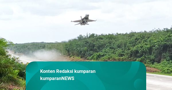TNI AU Uji Coba Pendaratan F-16 dan Super Tucano di Jalan Tol di Lampung