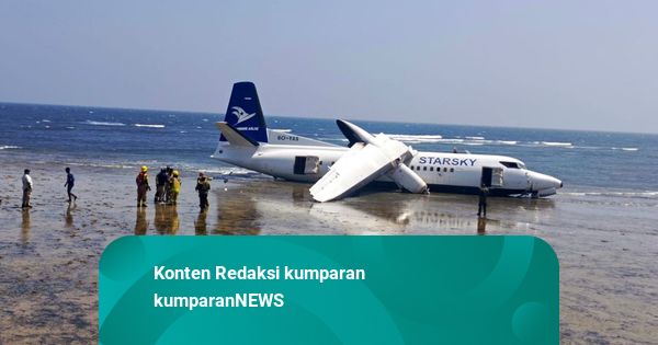 Foto: Pesawat Tergelincir hingga Tepi Pantai di Mogadishu, 55 Penumpang Selamat