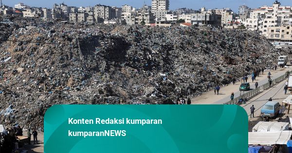 Foto: PBB Mulai Bersihkan Gunungan Sampah Raksasa yang Timbun di Gaza