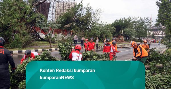 Foto: Puting Beliung Terjang Stadion Pakansari Bogor, Atap Rusak Parah