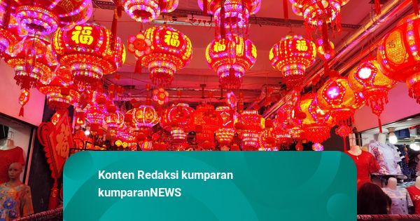 Menyusuri Glodok yang Memerah Jelang Imlek: Lampion, Angpao, hingga Kue Bulan