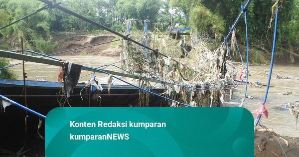 Foto: Diterjang Banjir, Jembatan Gantung Penghubung Kecamatan di Jember Putus
