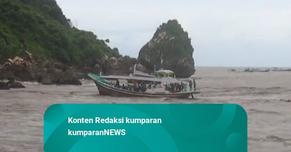 12 Perahu Nelayan Puger Hanyut Saat Banjir Melanda Jember