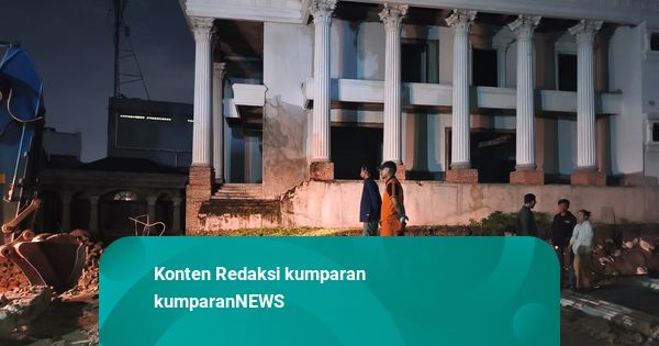 Tembok Pembatas Rumah Setinggi 5 Meter Roboh Timpa SMPN 182 Jaksel
