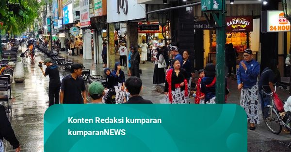 Hujan Tak Surutkan Wisatawan Kunjungi Malioboro di Libur Panjang Imlek