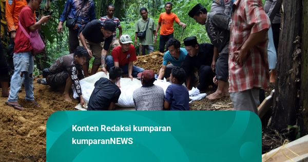 Foto: Isak Tangis Iringi Pemakaman Korban Longsor Deli Serdang
