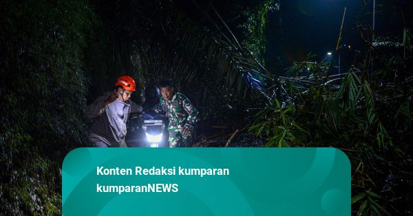 Foto: Longsor di Cadas Pangeran, Jalan Penghubung Bandung-Cirebon Ditutup Total